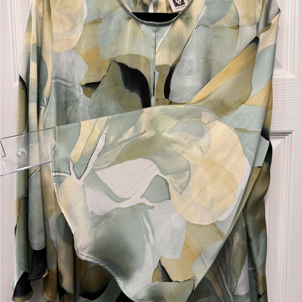 NWT Anne Klein Angel-Sleeved Pale Green and Yellow Blouse - Picture 3 of 8